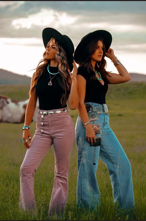 Western Wear Photoshoot, Western Senior Outfits, Photo Shoot Ideas Western, Western Photoshoot Ideas Best Friends, Best Friend Cowgirl Photoshoot, Bestie Western Photoshoot, Western Photography Outfits, Western Group Photoshoot, Western Sisters Photoshoot