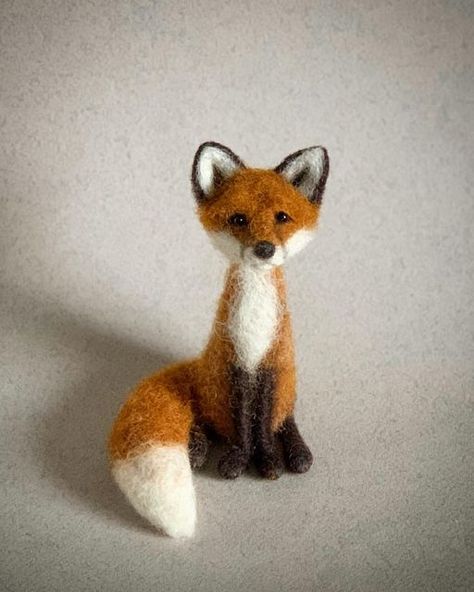 Jo Gardiner on Instagram: "I’ve added some made to order felties to my Etsy shop and I should have some Donkey felting kits this week 😊" Fox Character, Needle Felting Diy, Felt Fox, Needle Felted Christmas, Felted Wool Crafts, Handmade Christmas Crafts, Upright Posture, Felted Fox, Needle Felted Fox