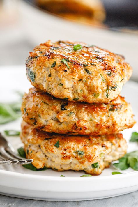 Easy Turkey Patties Recipe - #turkey #patties #eatwell101 #recipe - These easy turkey patties make the perfect protein addition to your lunch or meal-prep! - #recipe by #eatwell101 Turkey Burger Recipes Healthy, Ground Turkey Burgers, Ground Turkey Recipes Easy, Healthy Turkey Recipes, Turkey Patties, Grilled Turkey Burgers, Ground Turkey Recipes Healthy, Turkey Burger Recipes, Grilled Turkey