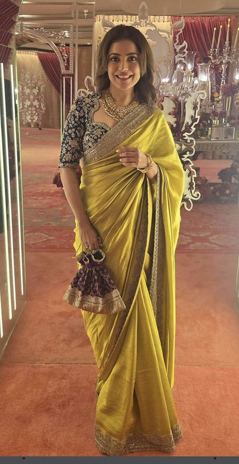 Saree For Night Wedding Function, Brides Mother Indian Outfit, Latest Trendy Sarees, Nandini Gupta, Shloka Mehta, Gold Saree, Festive Saree, Engagement Saree, Indian Wedding Gowns