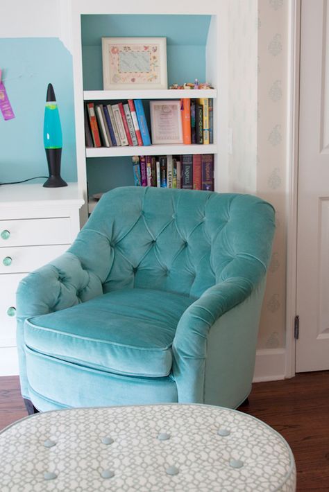 Book shelves Aqua Living Room, Turquoise Chair, House Of Turquoise, Home Decor Colors, Eclectic Living Room, Comfy Chairs, Teen Room, Tiffany Blue, Green Turquoise