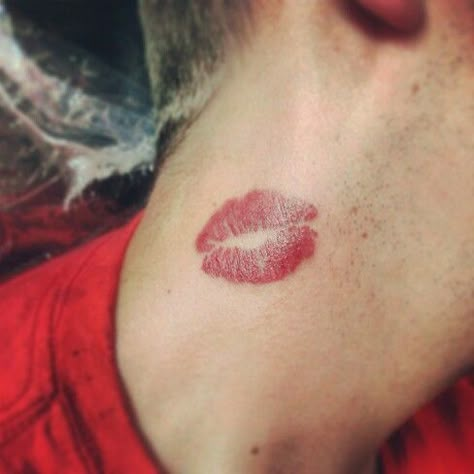 Kiss On Neck Tattoo, Kiss Emoji Tattoo, Bite Tattoo Couple, Neck Kiss Tattoo Men, Lip Tattoo On Neck Men, Lip Tattoo On Neck, Kiss Tattoo Men, Kiss Neck Tattoo, Kiss Mark Tattoo On Neck