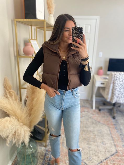 Brown Cropped Vest Outfit, Crop Puffer Jacket Outfit, Brown Puffer Vest Outfit, Cropped Puffer Vest Outfit, Super Puff Vest, Puffy Vest Outfit, Puffer Outfit, Puffer Vest Outfit, Puffer Jacket Outfit