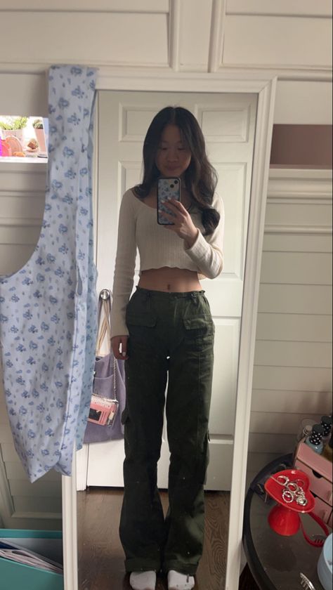 White Jeans Outfit School, Green Cargos Outfits Aesthetic, Kim Cargo Pants Outfit, Brandie Melville, Brandy Kim Pants Outfit, Kim Pants Brandy Melville Outfit, Brandy Melville Cargo Pants Outfit, What To Wear With Green Cargo Pants, 3 Quarter Pants Outfits