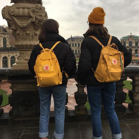 Yellow Kanken, Cute Mini Skirt Outfits, Collage Outfits, Yellow Backpack, Fjällräven Kånken, Backpack Outfit, Indie Girl, Yellow Outfit, Adventure Style