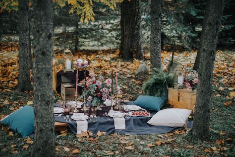 A Fancy Woodland Picnic Fancy Outdoor Picnic, Enchanted Forest Picnic, Forest Picnic Party, Woodland Picnic, Forest Picnic Aesthetic, Picnic In Forest Aesthetic, Woodland Party Theme, Picnic Decorations, Picnic Style