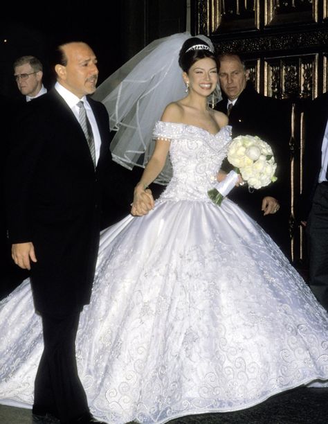 In honor of engagement and wedding season, we're reminiscing with these throwback photos of Thalia and her husband Tommy Mottola's big day! Latina Wedding, Tommy Mottola, S Wedding Dress, Popular Wedding Dresses, Bridal Gowns Vintage, Celebrity Wedding Dresses, Tulle Bridesmaid Dress, Dream Wedding Ideas Dresses, Glamorous Wedding