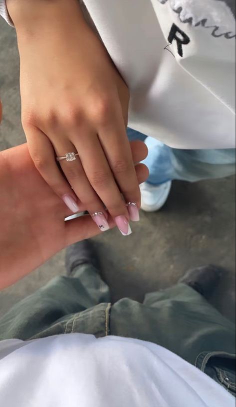 Showing Nails Pose With Boyfriend, Showing Off Nails Pose With Boyfriend, Nails For Boyfriend, Best Friend Nails Ideas, Photo Cpl, Initial Nails, Mains Couple, Swag Couples, Fake Acc