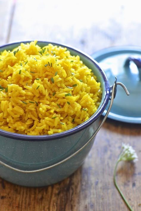 Easy Yellow Rice Easy Flavored Rice, Easy Yellow Rice, Flavored Rice Recipes, Yellow Rice Recipes, Turmeric Recipes, Flavored Rice, Yellow Rice, Side Recipes, Pasta Rice