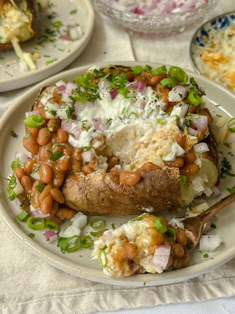 mains / air fryer British Tiktok has one me over with these crispy on the outside, fluffy on the inside jacket potatoes fully loaded with cheddar cheese, baked beans, and some added protein-packed Greek yogurt! High Protein Jacket Potato, Loaded Jacket Potato, Jacket Potatoes Fillings, Protein Baked Potato, Healthy Loaded Baked Potato, Vegetarian Baked Potato, Jacket Potato Recipes, Potatoes Aesthetic, Baked Potato Loaded