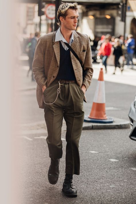 London Fashion Week Men's Street Style 2019 - Page 4 | British Vogue Vogue London, London Fashion Week Street Style Men, Mode Style Anglais, London Fashion Week Mens, Tokyo Street Fashion, Vintage Man, Formal Mens Fashion, Mens Fashion Classy, Looks Street Style