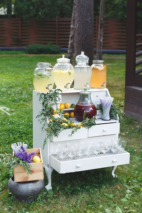 Lemonade bar Small Wedding Drink Station, Lemonade Wedding Bar, Outdoor Coffee Bar Ideas Patio, Lemonade Bar Beverage Stations, Lemonade Bar Wedding, Lemonade Bar Ideas, Wedding Lemonade Bar, Lemonade Stand Wedding, Wedding Lemonade Stand