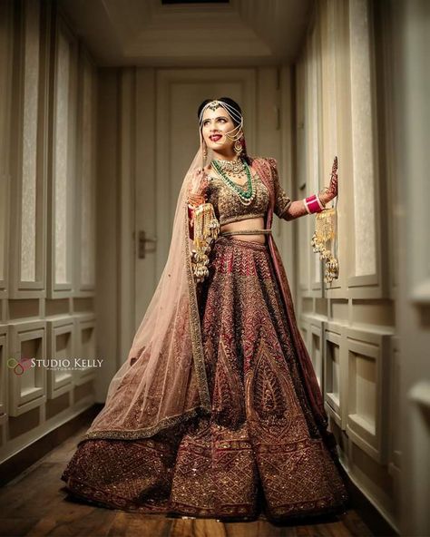 Indian Bridal Photo Poses, Rajwadi Lehenga Bridal, Lengha Pose, Muslim Bride Photoshoot Poses, Bride Solo Poses Indian Wedding, Bride Solo Poses, Lehenga Photoshoot, Lehenga Poses, India Wedding Dress