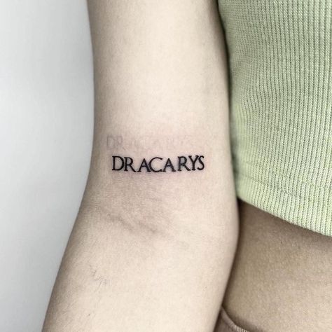 Emilia Clarke Tattoo, House Of The Dragon Tattoo, Got Tattoo, Disney Stitch Tattoo, Fandom Tattoos, Targaryen Tattoo, Small Dragon Tattoos, Phrase Tattoos, Stitch Tattoo