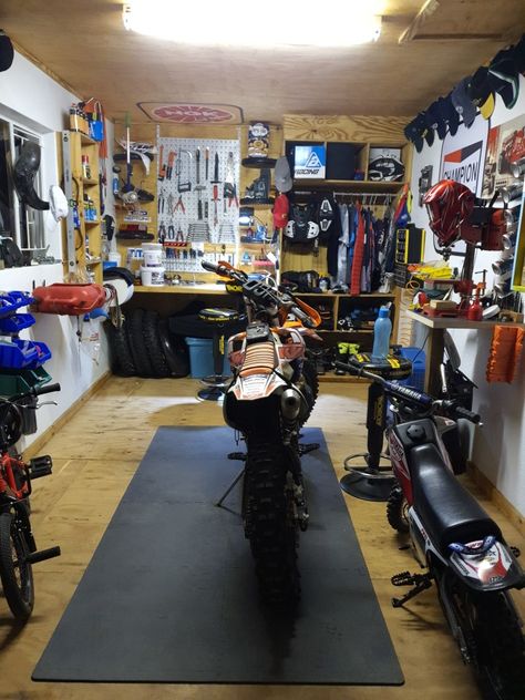 Bike Workshop Design, Motorbike Workshop, Motorbike Garage Ideas, Motorcycle Garage Workshop, Motorbike Garage, Bike Workshop, Dirt Bike Garage, Motorcycle Workshop Ideas, Garage Setup