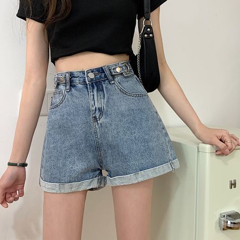 Wide Leg Jean Shorts Outfit, Wide Leg Denim Shorts, Jean Shorts Aesthetic, Wide Leg Jean Shorts, Blue Street Style, Cute Frocks, Loose Denim Shorts, High Waisted Shorts Outfit, Clothes Pjs