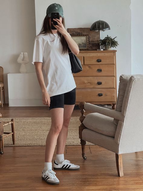 Samba With Shorts, Outfit With Cap For Women Casual, Samba Summer Outfit, Black Shorts Outfit Ideas, White Baseball Cap Outfit, Summer Sneakers Outfit, Adidas Outfit Summer, Outfit With Cap, Short Outfits Summer