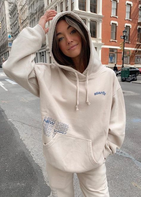 Trendy Hoodies Women, Sweat Set Outfits, White Hoodie Outfit, Gamer Hoodie, Sweats Set, Matching Sweat Set, New York Hoodie, Cute Sweatpants, Hoodies Aesthetic