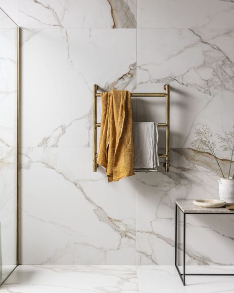 Grey Gold Bathroom Ideas, Bathroom With Brass Fixtures, Calcutta Gold Marble Bathroom, Marble Effect Bathroom, Bathroom London, Calacatta Tile, Gold Tiles, Pale Background, Suite Room