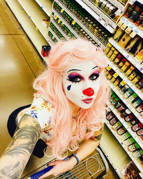 Lunette Von Loon on Instagram: “Gettin them groceries and thinking about how wonderful YOU are! Don’t forget to smile this clown loves you!😘💨❤️” Scary Clown Mask, Female Clown, Clown Mask, Send In The Clowns, Scary Clowns, Halloween This Year, Ghost Faces, Halloween Face Makeup, Fan Art