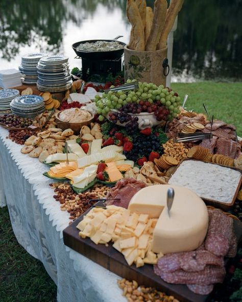 Boho Wedding Catering, Non Traditional Wedding Meals, Charcuterie Table Aesthetic, Wedding Food Charcuterie, Outside Wedding Fall, Wedding Buffet Outdoor, Wedding Reception Breakfast, Garden Party Wedding Reception Food, Charcuterie Board At Wedding