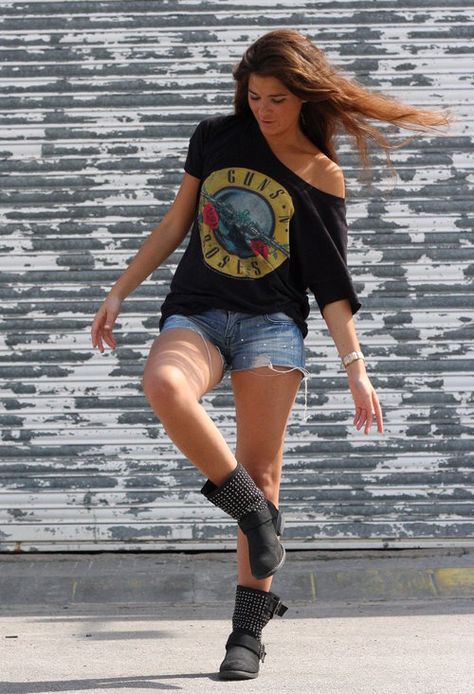 where to find the shirt??? Gnr Concert Outfit, Rock T Shirt Outfit, Rock Festival Outfit, Camisa Rock, Xmas Party Outfits, Kip Moore, Women Gift Ideas, Concert Hairstyles, Rocker Outfit