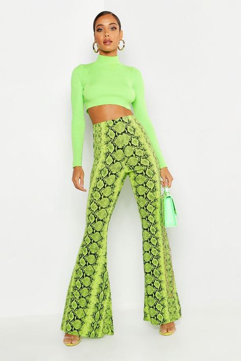 Snake Print Outfit, Neon Snake, Bell Bottom Jeans Outfit, Neon Outfits, Snake Print Dress, Neon Fashion, Green Outfit, Green Pants, Pantalon Large