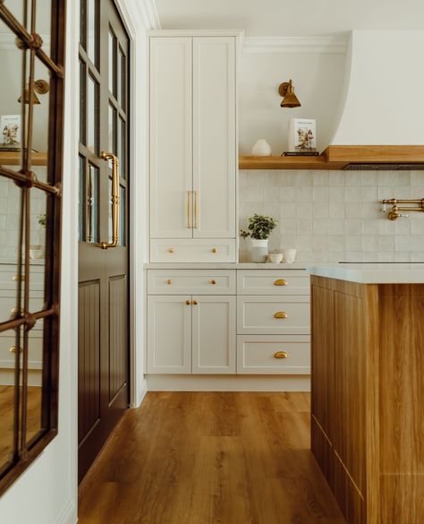 The Sarlat Whole-of-home range in Brushed Brass provides functionally as well as beauty in this Modern Farmhouse-style kitchen ✨️⁠ ⁠ Products featured: ⁠ • Sarlat Pull Handle 450mm ⁠ • Sarlat Cabinet Pulls ⁠ • Sarlat Drawer Pulls ⁠ • Sarlat Cupboard Knobs ⁠ ⁠ Discover the Sarlat Whole-of-home range • iver-life.com #iver⁠ ⁠ Build @trendconnection⁠ Joinery @arcustomjoinery⁠ Interior Design @projecthome.nsw Cabinets With Brass Hardware, Modern Farmhouse Style Kitchen, California Bungalow, Cupboard Knobs, Farmhouse Style Kitchen, Modern Farmhouse Style, Brushed Brass, Cabinet Pull, Drawer Pulls