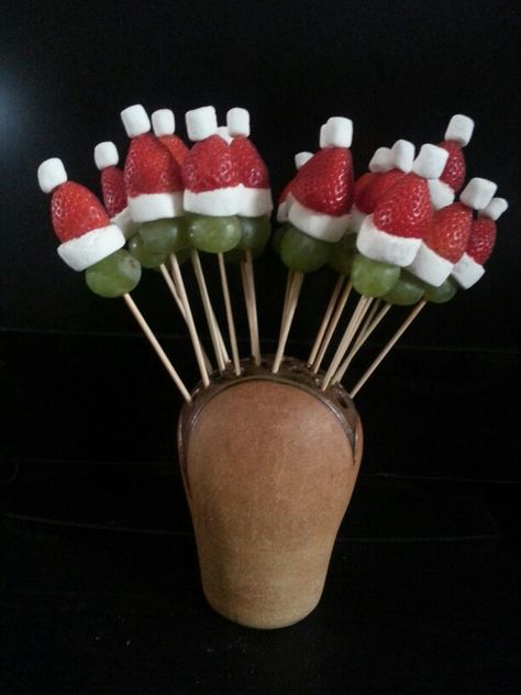 Grinch Santas using grapes, strawberries and marshmallows- great for potlucks or parties. Marshmallow Skewers, Grinch Santa, Kid Food, Christmas 2022, Marshmallows, Skewers, Holiday Ideas, Bananas, Grinch