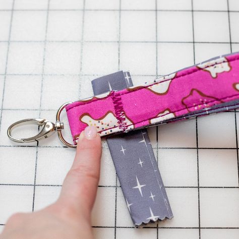 Sew Keychain Key Fobs, How To Sew A Key Fob, Fabric Keychain Diy, Keyfob Diy, Wristlet Keychain Diy, Diy Key Fob, Key Fobs Diy, Sew Gifts, Lanyard Diy