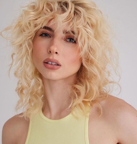 Shoulder Length Wolf Cut for Blonde Curly Hair Wolf Bangs Curly Hair, Curly Wolf Cut No Bangs, Wolf Haircut Medium Length Wavy, Wolf Haircut Woman Curly Hair, Wolf Cut Curly Hair 3a 3b, Long Curly Bob, Caramel Blonde Hair, Large Curls, Medium Curly