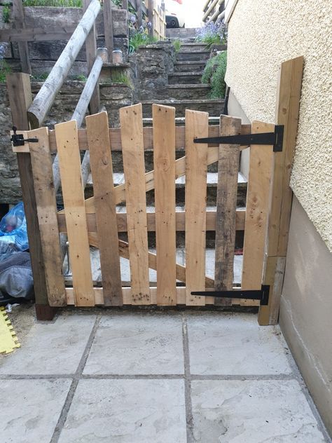 Pallet Garden Gate, Pallet Gates Outdoor, Diy Pallet Gate Outdoor, Pallet Gate Diy, Deck Gates, Pallet Gate, Diy Dog Fence, Front Porch Remodel, Diy Gate