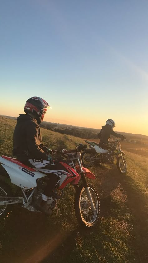 Motocross Couple, Motocross Girls, Bike Couple, Serie Bmw, Motocross Love, Cool Dirt Bikes, Motorcross Bike, Bike Aesthetic, Dirt Bike Girl