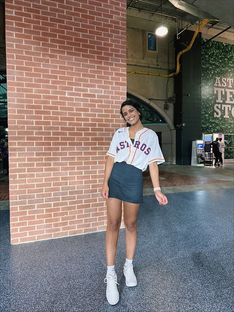 Baseball Jersey With Skirt, Astros Jersey Outfit Women, Oversized Baseball Jersey Outfit Women, How To Style Baseball Jersey, Big Jersey Outfit, Jersey Baseball Outfit, Mlb Outfits Woman, Baseball Shirt Outfit Women, Astros Game Outfit Women