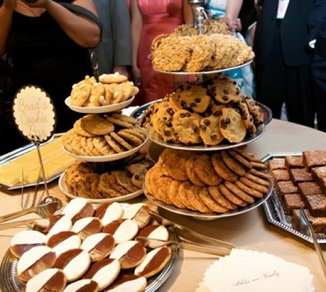 Instead of a cake...3 tiered displays of cookies are pretty! (and look like a wedding cake) :) Cookie Buffet Wedding, Cookie Bar Wedding, Cookie Buffet, Cheap Wedding Favors, Cookie Display, Sweets Bar, Cookie Stand, Photo Album Wedding, Wedding Cake Alternatives