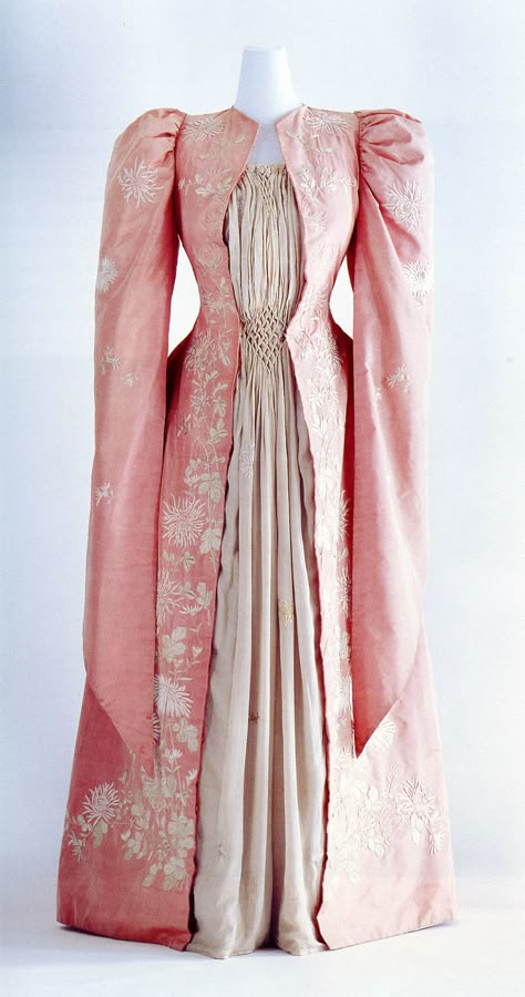 This tea gown was made in Japan to an order for Western market. Its shape is a mixture of details of the 18th century style and the medieval style, which was revived at the end of the 19th century. It is made of taffeta, known as “seigo” in Japan, and embroidered with chrysanthemum flowers in a Japanese embroidery technique known as “nikuirinui”. A tea gown is an elegant hostess’ dress used as informal, indoor wear from the late 19th century to the beginning of 20th century. Japanese Steampunk, Empire Larp, Artistic Dress, Historic Design, Furisode Kimono, Kimono Gown, 1890s Fashion, Tea Gown, Hostess Dresses