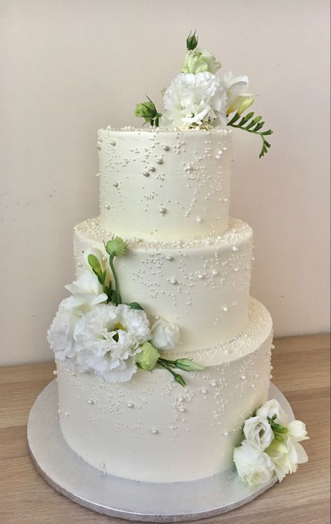 Wedding Cakes With Pearls Beads, 3 Tier Wedding Cake Designs, 3tier Wedding Cake, White Cake Decoration, Wedding Cake 3 Tier, Butter Cream Wedding Cake, Sparkly Wedding Cakes, Wedding Cake Simple Elegant, 3 Tier Wedding Cake