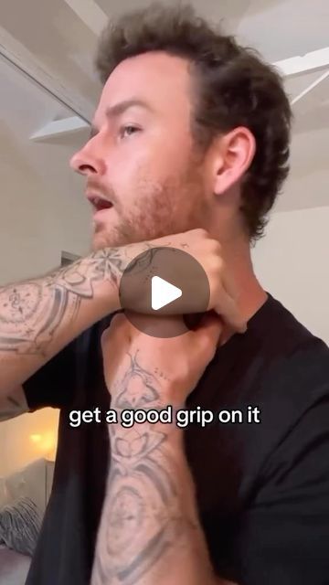 Key Reteff on Instagram: "I love the SCM, these neck muscles work overtime. SCM tension can cause things like headache, nausea, forgetfullness, fatigue, migraine, neckpain and so many more symptoms we don’t want.  Massage this muscle, do both sides and level yourself up in a couple minutes!  #neck #selfcare #migraine" Spinal Tap Headache Relief, Neck Massage For Headache, Migraine Massage, Massage For Headache, Sternocleidomastoid Muscle, Neck Muscles, Sore Neck, Acupressure Massage, Helpful Things