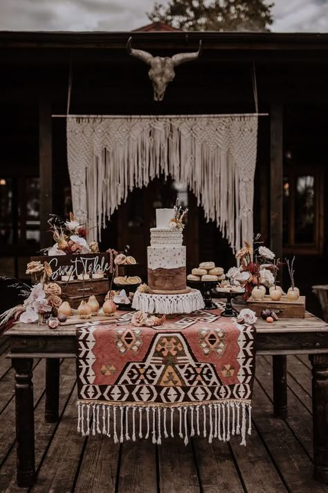 46 Edgy Western Wedding Decor Ideas - Weddingomania Western Wedding Decor, Wedding Personal Touches, Edgy Western, Western Bridal Showers, Western Wedding Decorations, Western Bride, Western Weddings, French Country Wedding, Desert Theme