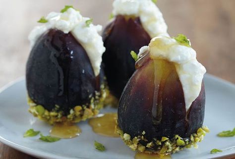 Figs! Ricotta And Honey, Sommer Mad, Fig Leaf, Fig Recipes, Fast Recipes, Fresh Figs, Easy Entertaining, Honey Recipes, Fruit Recipes