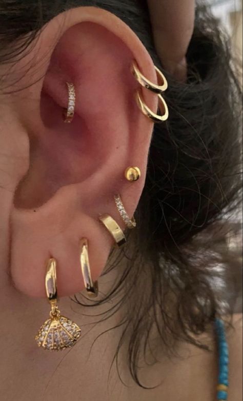 Piercing Ideas Face, Trendy Ear Piercings, Cool Ear Piercing, Ear Piercing Tragus, Ušný Piercing, Cuff Piercing, Basic Earrings, Minimalist Ear Piercings, Cute Nose Piercings