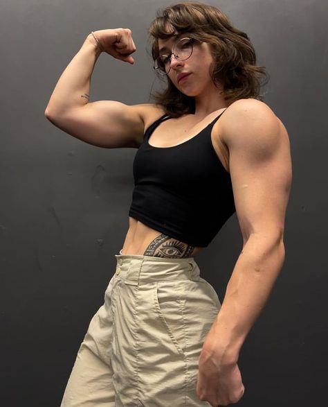 Pretty Buff Women, Slightly Muscular Arms Women, Women With Muscles Reference, Lean Women Reference, Muscular Woman Back Reference, Woman Muscle Reference, How To Flex Muscle For Pictures, Muscle Flexing Poses, Buff Female Pose Reference