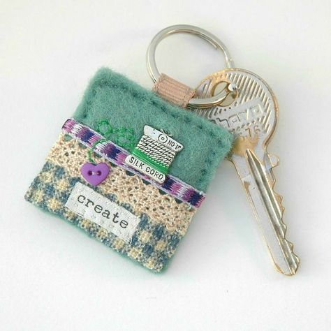 Key Crafts, Scrap Fabric Projects, Fabric Brooch, Felt Embroidery, Paisley Fabric, Handbag Charms, Slow Stitching, Sewing Gifts, Fabric Projects