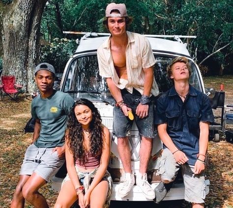 Johnathan Daviss, Madison Bailey, Chase Stokes and Rudy Pankow Neo Grunge, Les Pogues, Netflix Codes, Outer Banks Style, Jonathan Davis, Tokyo Street Fashion, Surfer Girl Style, The Pogues, Outer Banks Nc