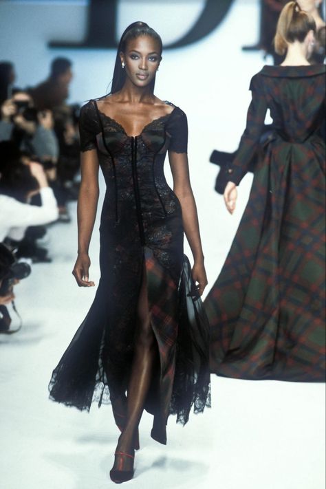 Naomi Campbell 90s Style, 90s Model Aesthetic, High Fashion Runway, Runway Fashion Couture, Original Supermodels, The Addams Family, Gianfranco Ferre, Dior Fashion, Model Aesthetic