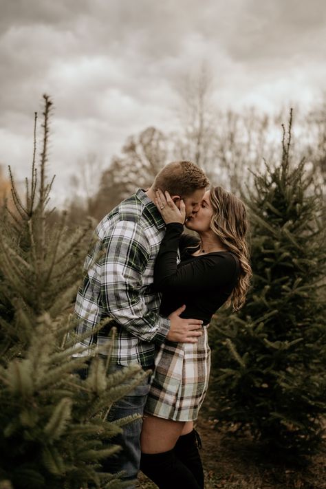 Christmas Photo Poses Couples, Couples Photoshoot Poses Christmas, Holiday Photo Outfits Couple, Christmas Couple Photoshoot Outfits, Couples Christmas Photoshoot Outfits Outdoor, Winter Picture Ideas For Couples, Christmas Couples Outfit, Holiday Couple Outfits, Christmas Card Couple Photo Ideas