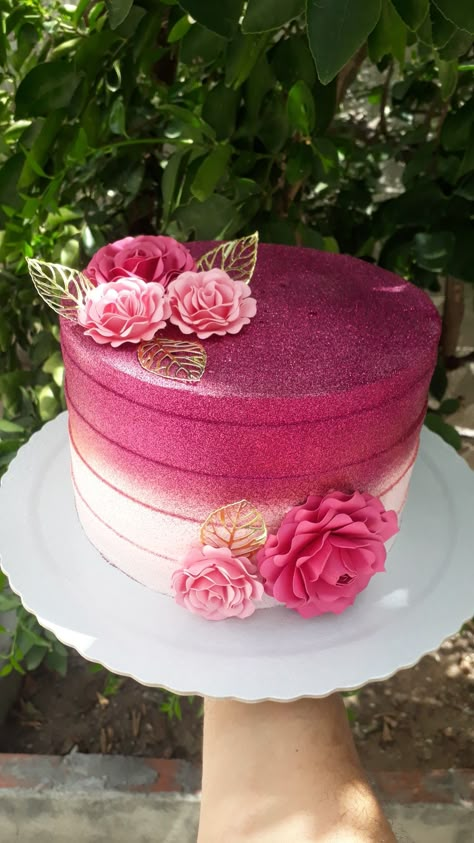 Magenta Cake Ideas, Magenta Birthday Cake, 26th Birthday Party, 15th Birthday Cakes, Birthday Snacks, Party Theme Decorations, Pink Party Decorations, 41st Birthday, Elegant Birthday Cakes