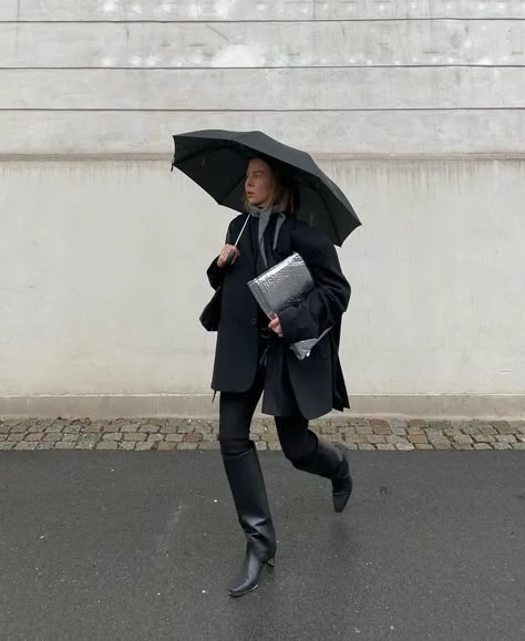 Rainy-Day Outfits: 5 Looks to Stay Chic When It's Wet | Who What Wear UK Rain Dinner Outfit, Rain Office Outfit, Winter Rain Outfit, Rainy Day Winter Outfit, Rainy Work Outfit, Rain Outfits For Women, Cold And Rainy Outfit, Rainy Day Street Style, Rainy Winter Outfit