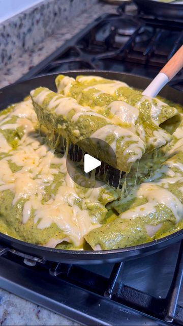 Enchilada Poblano, Enchiladas Suizas Verdes, Enchilada Suiza Recipe, Enchiladas Poblanas, Comida Mexicana Ideas, Enchilada Suiza, Comidas Mexicanas Ideas, Poblano Chicken Enchiladas, Enchilada Verde