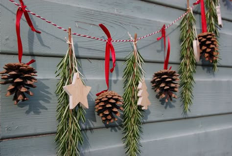 Christmas Decor Natural Simple, Diy Natural Garland, Natural Garland Christmas, Rosemary Christmas Decor, Real Pine Garland Diy, Rosemary Garland, Home Made Pine Garland, Homemade Christmas Garland, Rosemary Decor